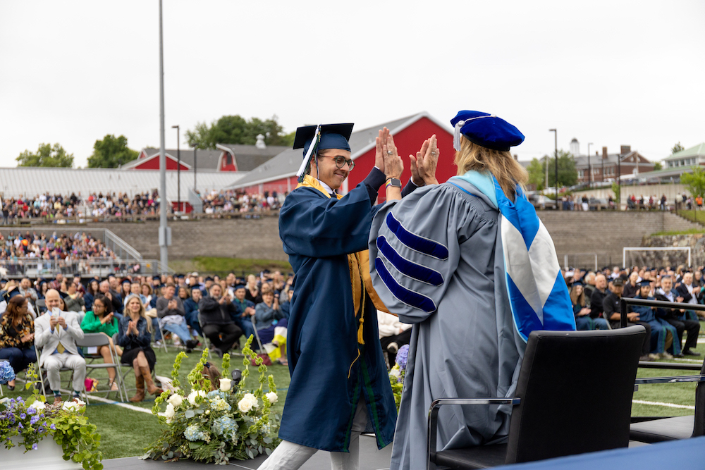 High-Five à la cérémonie de remise des diplômes 2022.