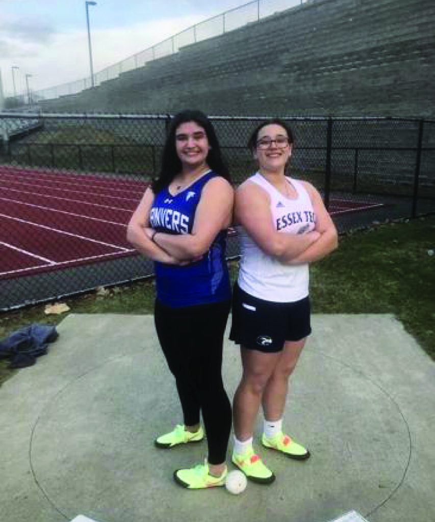 Las hermanas Cali (izquierda) y Maci Abbatessa de Danvers y Essex Tech, respectivamente, lanzarán peso y disco entre sí en la competencia estatal de atletismo de la División 4 de este fin de semana en Notre Dame de Hingham