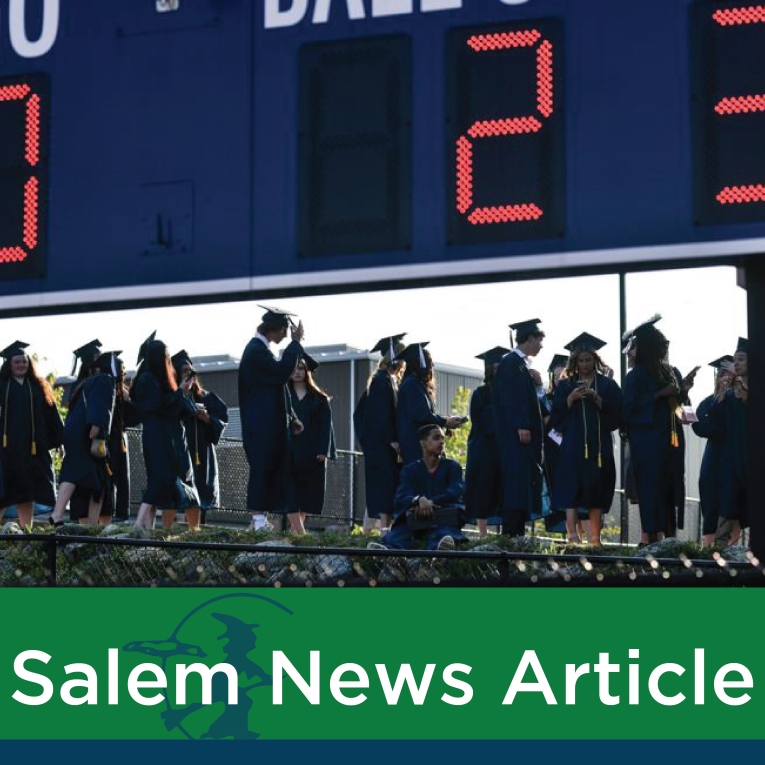 Articolo di Salem News: "Alzati e sii orgoglioso": Essex Tech assegna diplomi a 394 laureati